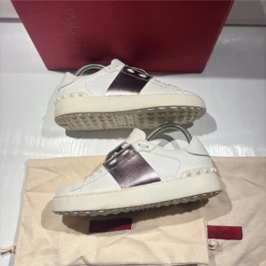 Valentino Skor  - Hej! Säljer nu mina skor från märket Valentino, storlek 36.5 bra skick, allt på bilden ingår. Tveka inte på att höra av dig om du har frågor eller funderingar kring skorna! 