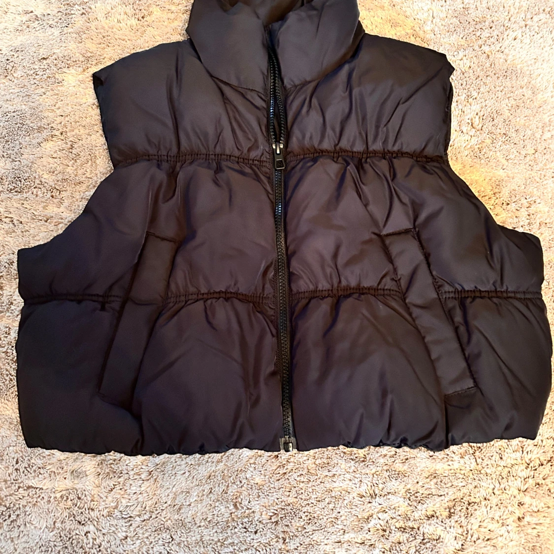 Svart dunväst i storlek S