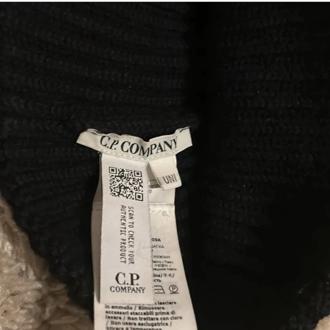 Svart mössa med goggles från C.P. Company - 1