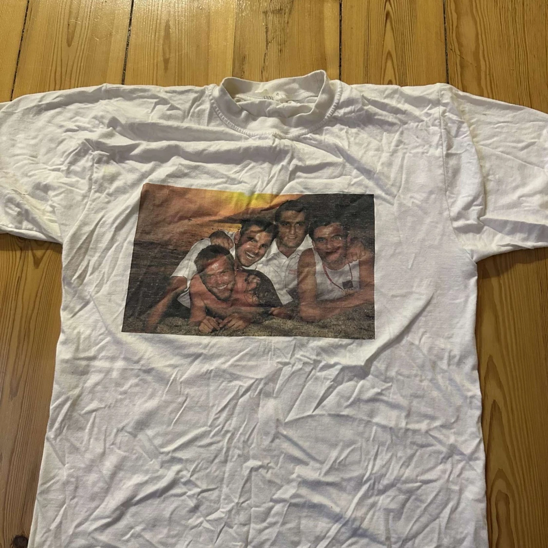 Gammal vintage t-shirt vit med tryck.