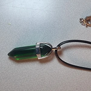 Halsband med grön kristallhänge -  .