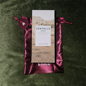 Skin1004 Madagascar Centella Ampoule 55ml - Skin1004 Madagascar Centella Ampoule innehåller ren centella asiatica från Madagaskar. Denna ampull är utformad för att lugna och återfukta huden. 55ml  K-beauty  Ord pris 249kr