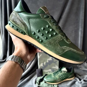 Valentino rockrunner skor - Valentino studded rockrunners | originalstorlek: 44, fråga om innermått vid osäkerhet | förstört till kvarn när det gäller tillbehör, går att välja mellan box, dustbag och kort. Box och dustbag går ej att kombineras.