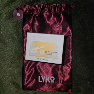 Saturday Skin Yuzu Vitamin C Sleep Mask 50ml - En återfuktande och uppljusande nattmask från Saturday Skin. Innehåller Yuzu Vitamin C. 50 ml.   K-beauty Ord pris 379kr