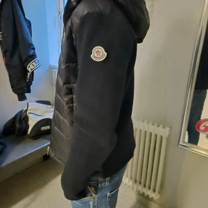 Moncler cardigan - Säljer nu mera min moncler jacka. Hör av er vid funderingar. Priset ej hugget I sten.