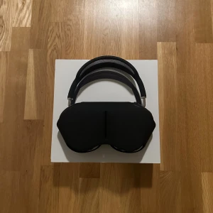 AirPods Max - Snygga Apple AirPods Max i svart, Köpta för 4000 och sedan dess använt ungefär 10 gånger. Väldigt bra skick. Passar till alla outfits samt väldigt sköna under vintern!
