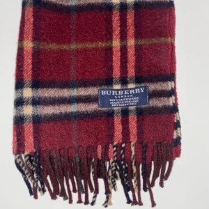 Burberry halsduk 100% Kashmir  - As fräsch halsduk från Burberry - perfekt till kyligare dagar! Nypris: 3000kr - mitt pris: endast 800kr! DM vid ytterligare funderingar och prisförslag. 