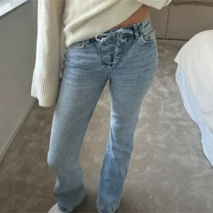 Bootcut jeans med snörning i midjan - Snygga ljusblå bootcut jeans i storlek XXS. Men skulle säga att de är större i storleken kanske som 32. Jeansen har en snörning framtill i midjan. Midwaist.🩵💙
