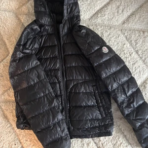 Moncler jacka - Säljer en moncler jacka i mycket bra skick, perfekt nu under höst och vinter. Storlek S men passar även XS.