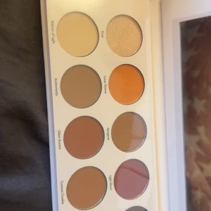 Hickap ögonskuggspalett Stardust - Säljer en Hickap ögonskuggspalett 'Stardust & Moonlight' med 10 pigmenterade skuggor i varma och neutrala toner. DENA ÄR LIMITED EDIION!! Och kan endas köpas i Hickap julkalendern 2025 som är slut såld.