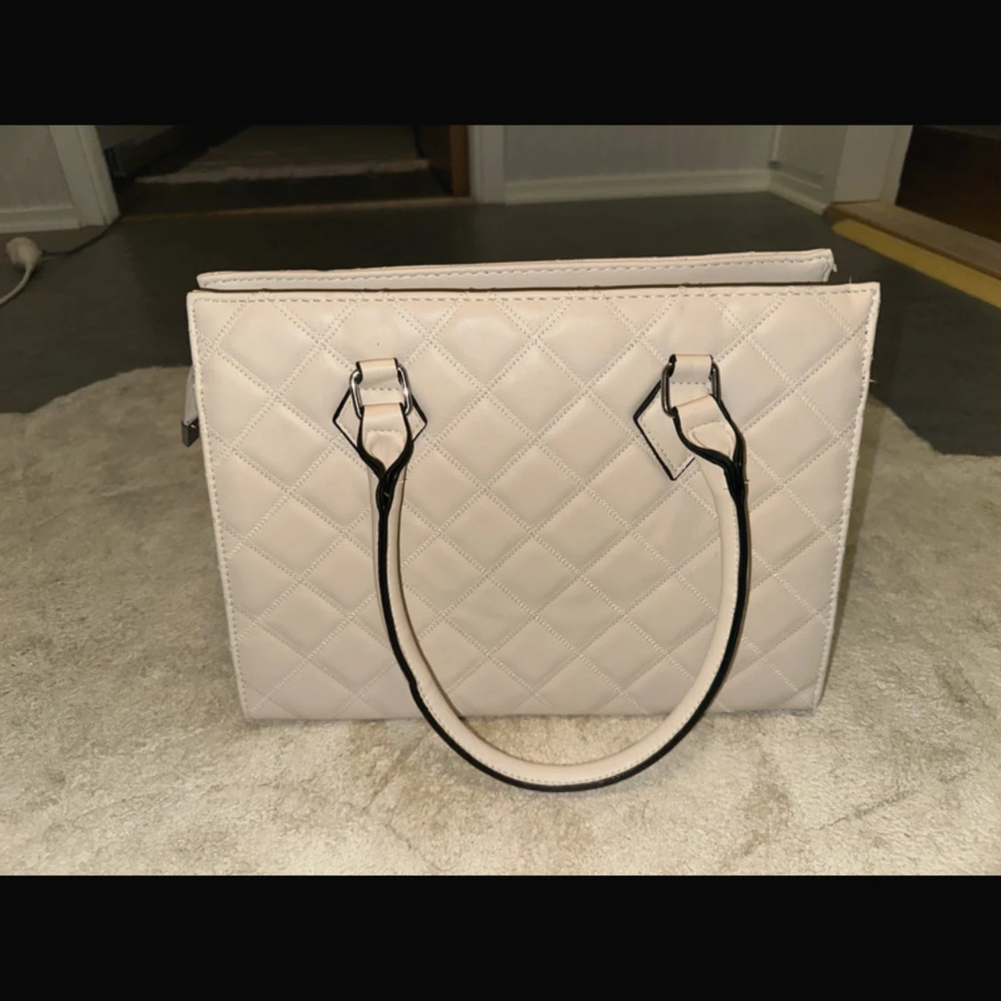 Beige quiltad handväska