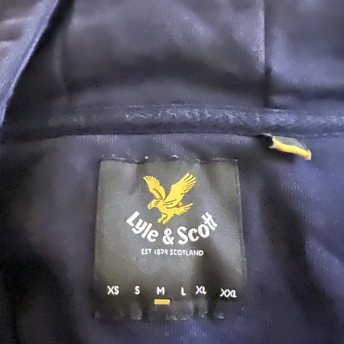 Marinblå hoodie från Lyle & Scott - 2