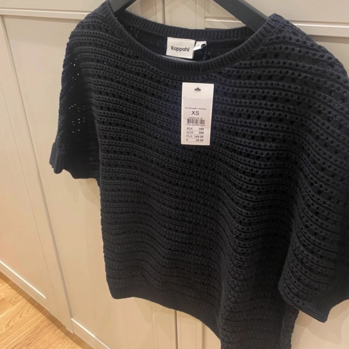 Svart stickad topp från Kappahl - 1