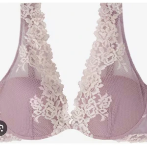 Ljuslila intimissimi push up bh - Superfin ljuslila bh med krämvit spets och blommigt mönster. Den har en djup v-ringning och transparenta detaljer som ger en romantisk vibe. .