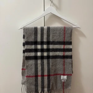 Grå halsduk Burberry - Halsduk från Burburry köptes förra året från plick. Riktigt snygg samt i fin cashmere material. 