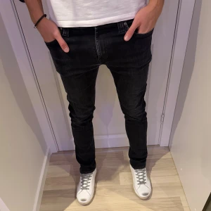 Nudie jeans  - Snygga nudie jeans✔️ Skick 9/10✔️ Mått: Längd: 99cm Midja: 39cm✔️ Trendiga jeans✔️Vid minsta fundering kontakta oss✔️
