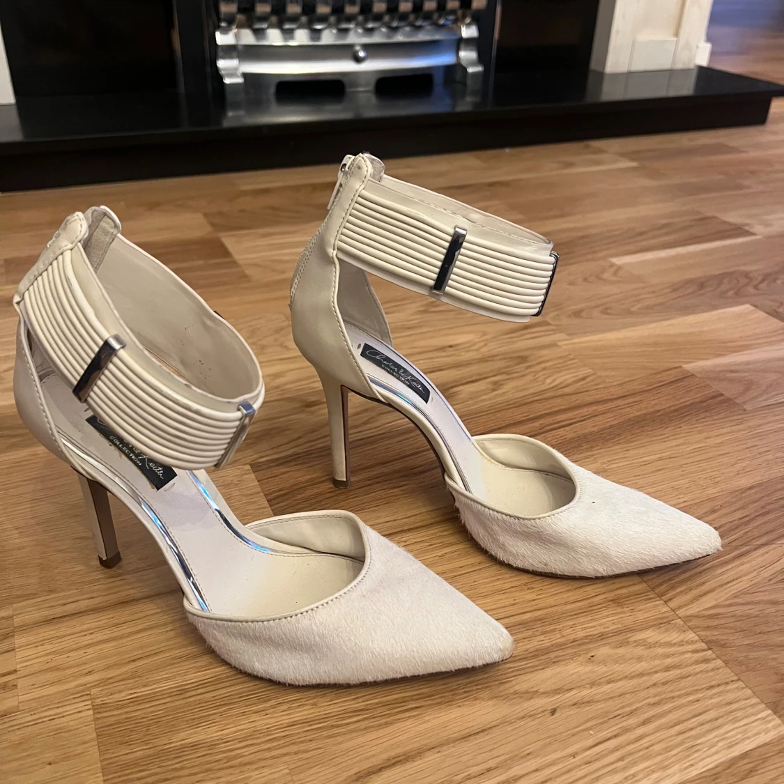 Beige pumps med spetsig tå och dragkedja - 1