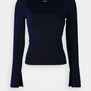 Mörkblå långärmad tröja - Säljer en jätte fin marinblå topp från gina. Har nästan aldrig använt och är i ett  bra skick! 