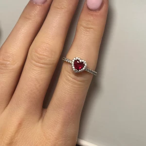 Pandora ring  - Superfin silverring med en hjärtformad röd sten i mitten. Perfekt för dig som vill sticka ut med något romantiskt och elegant. Perfekt som present till nån du tycker om🤗
