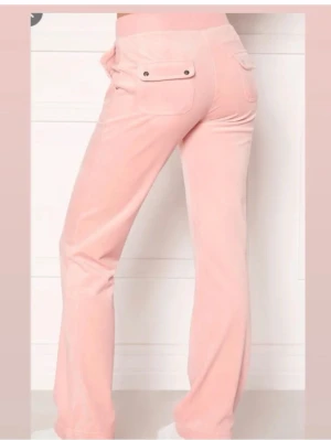 Helt nya juicy byxor  - Säljer ett par ljusrosa mjukisbyxor med raka ben och snygga fickor med knappdetaljer bak. Byxorna har en mjuk och skön känsla, perfekta för chill dagar. Passar dig som gillar avslappnad stil och vill ha något bekvämt men ändå snyggt.