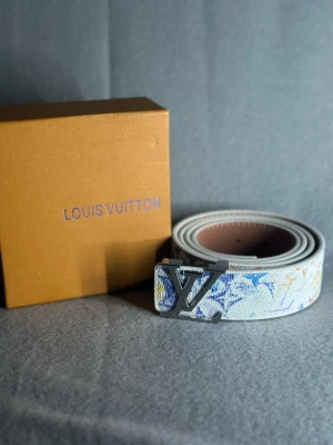 Bälte - Helt ny, skriv om du har frågor eller vill ha mer bilder.