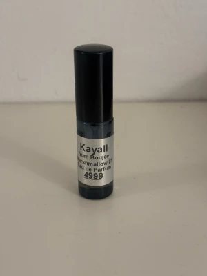 Kayali Yum Boujee Marshmallow - Parfymprov på Kayali Yum Boujee Marshmallow, Eau de Parfum. 2 ml, aldrig testad. 
