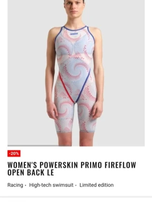 Arena Powerskin Primo Fireflow  - Har aldrig använts på en tävling. Limited edition Arena Powerskin Primo Fireflow tävlingsbaddräkt i ljusblått med röda och blå detaljer samt grafiskt mönster. Högteknologiskt material, öppen rygg och tight passform. Perfekt för simtävlingar och träning. Levereras med originalpåse och box.