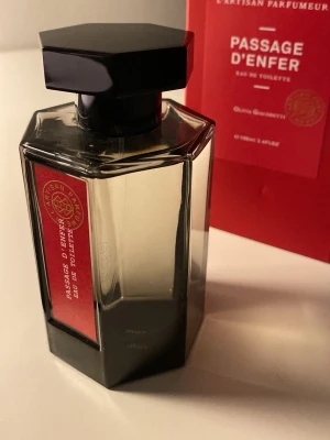 Passage D'Enfer Eau de Toilette - Rensar lite från min parfym kollektion, passage d’enfer edt 100ml är en extremt unik doft som passar i alla årstider. Har sprejats ett tiotal gånger. Original pris 1850 mitt pris är 1200 pga lite repor på förpackningen och vill bli av med den annars nästan felfri. Priset är ej hugget i sten kom med förslag!