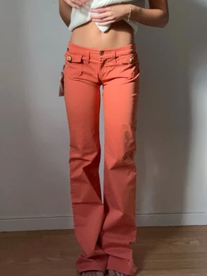 Perfekta dolce&gabbana jeansen - De PERFEKTA unika Dolce&gabbana jeansen, nya med lapp och allt kvar. Orange/röd färg.