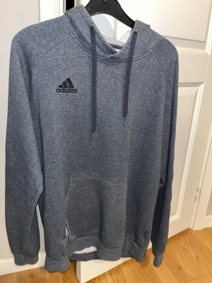 Adidas Hoodie  - Adidas hoodie i bra skick! Skön passform och stilren. Storlek M. 