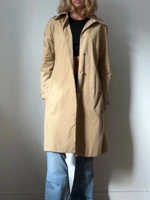 Perfekt vintage trenchcoat - Beige vintage trench. Storlek 38, men passar även mindre. Jag bär vanligtvis xs.