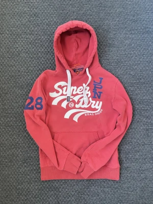 Vintage SuperDry hoodie (Limited edition) - Säljer nu denna sjukt snygga Superdry hoodie ur en limiterad upplaga! Passar perfekt till det mesta och är väldigt bekväm och snygg på samma gång🤩 Säljs ej längre i butik och är därav eftertraktad! Storlek S. Skriv vid funderingar😊📲