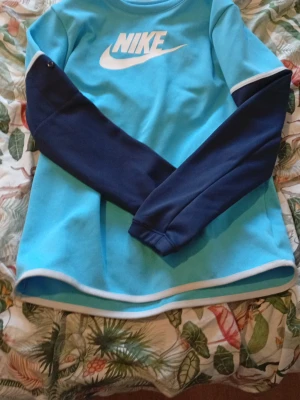 Nike långärmad tröja med storleken 158-170 - Tjena,säljer en Nike långärmad tröja jätte fin använt den typ 5 gånger gätte bra skick och perfekt för plusgrader. Storlek 158-170. Pris kan sänkas vid en villig affär.