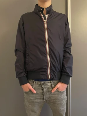 Moncler windbraker - Nu är det dags att göra sig av med min moncler windbraker! Tyvärr har den blivit för liten. Den passa nästan under alla årstider, men som skönast under vår och höst. Den är i storlek 14-16 (motsvarar XS) Färgen är marinblå. Står emot vind och smått regn. Inga defekter, nästan som ny! Modellen är 173cm lång, den passar dig som är runt 164-170. Hör av er vid frågor och funderingar! MvH VJresell