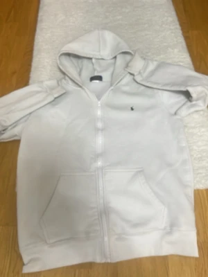 Ralph lauren zip - Helt ny vit Ralph lauren zip ( utan snörerna),  använt några gånger  är i en bra skick.