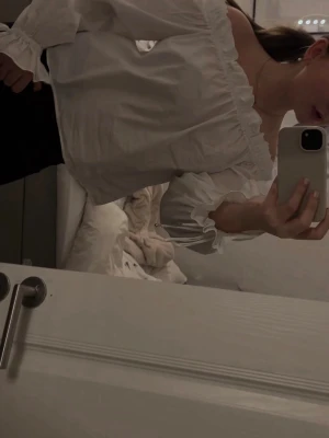 Off shoulder blus  - Från H&M! Storlek M, har resårband så den sitter på sin plats så den kasar inte ner, inga defekter (inga fläckar, hål osv)! Skickar inom 24 timmar!