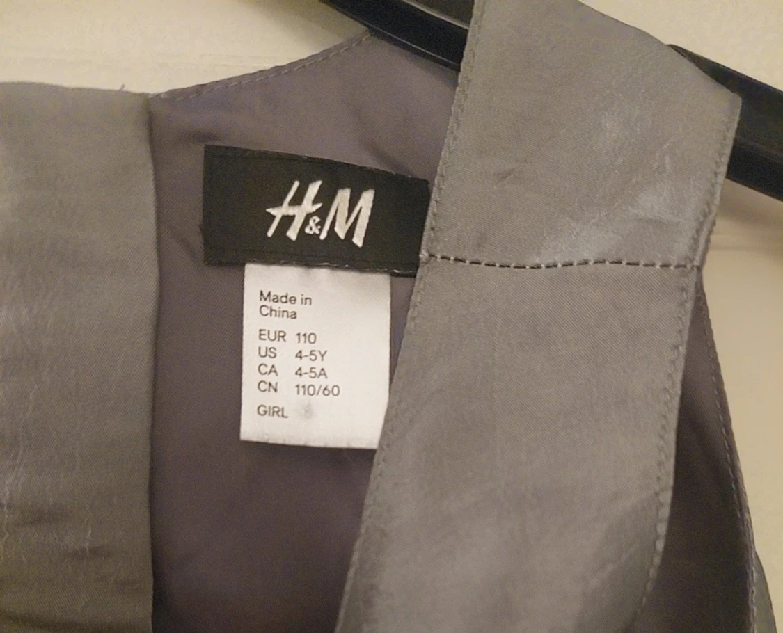 Grå ärmlös klänning med rosett ,4-5år - 5