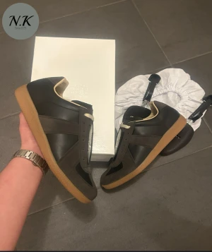 Maison Margiela Gats skor - Säljer ett Par Maison Margiela Gats  Fint skick Skick: 10/10🧮  Inkluderat: Allting Og Ingår!♦️  Pris: 4299kr ej hugget i sten🎗️  Storlek: 44♣️  Snabbaffär = priset sänks-SERIÖSA BUD