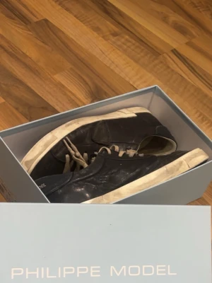 Phillipe model skor  - Ett par phillipe model skor som inte längre används. Sulorna visar till viss del slitage längre bak men inget man tänker på. Original låda kommer med. Skorna rengörs noggrant innan paket skickas. Tveka inte att skriva om du har frågor.