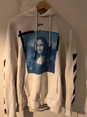 Mona Lisa off white - Mycket bra skick. Jag är 181 lite stor skulle säga den är M/L. Stolreken är M men den är stor i storleken. (Ni får bedöma skick på fotorna) (står inte för frakt slarv)