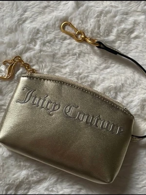 Juicy couture pouch - Pouch/plånbok - JUICY COUTURE. Liten och perfekt i väskan. Helt ny. 95:-, finns på fler sidor (först till kvarn)