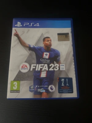 FIFA 23 PS4 - FIFA 23 till PlayStation 4. Fotbollsspel från EA Sports med officiella ligor och turneringar. Omslaget och fodralet är i fint skick, inga synliga skador. Perfekt för fotbollsälskare och gamers.