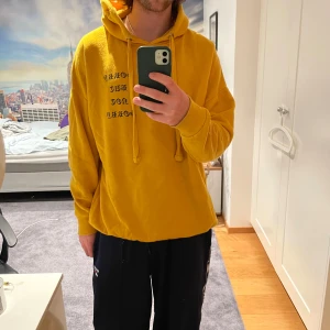 Gul hoodie med tryck från Bik Bok - Säljer en gul hoodie med tryck från Bik Bok i storlek M. 