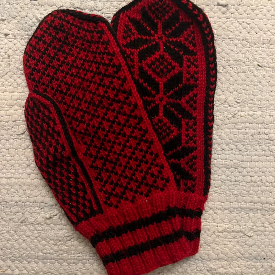 Röda och svarta stickade vantar - 3