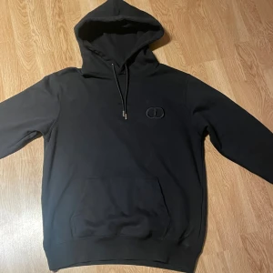 Svart dior tröja - En simpel svart Christian dior hoodie med texten CD på