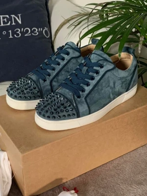 Christian Louboutin washed blue  - Säljer dessa Christian Louboutin whashed blue skorna i nyskick. Nypris 10.000 kr! ( lådan tillkommer vid köp tyvärr finns inte dustbag) storlek 40,5 passar även 41,5. Skriv vid intresse eller för fler bilder 🙌