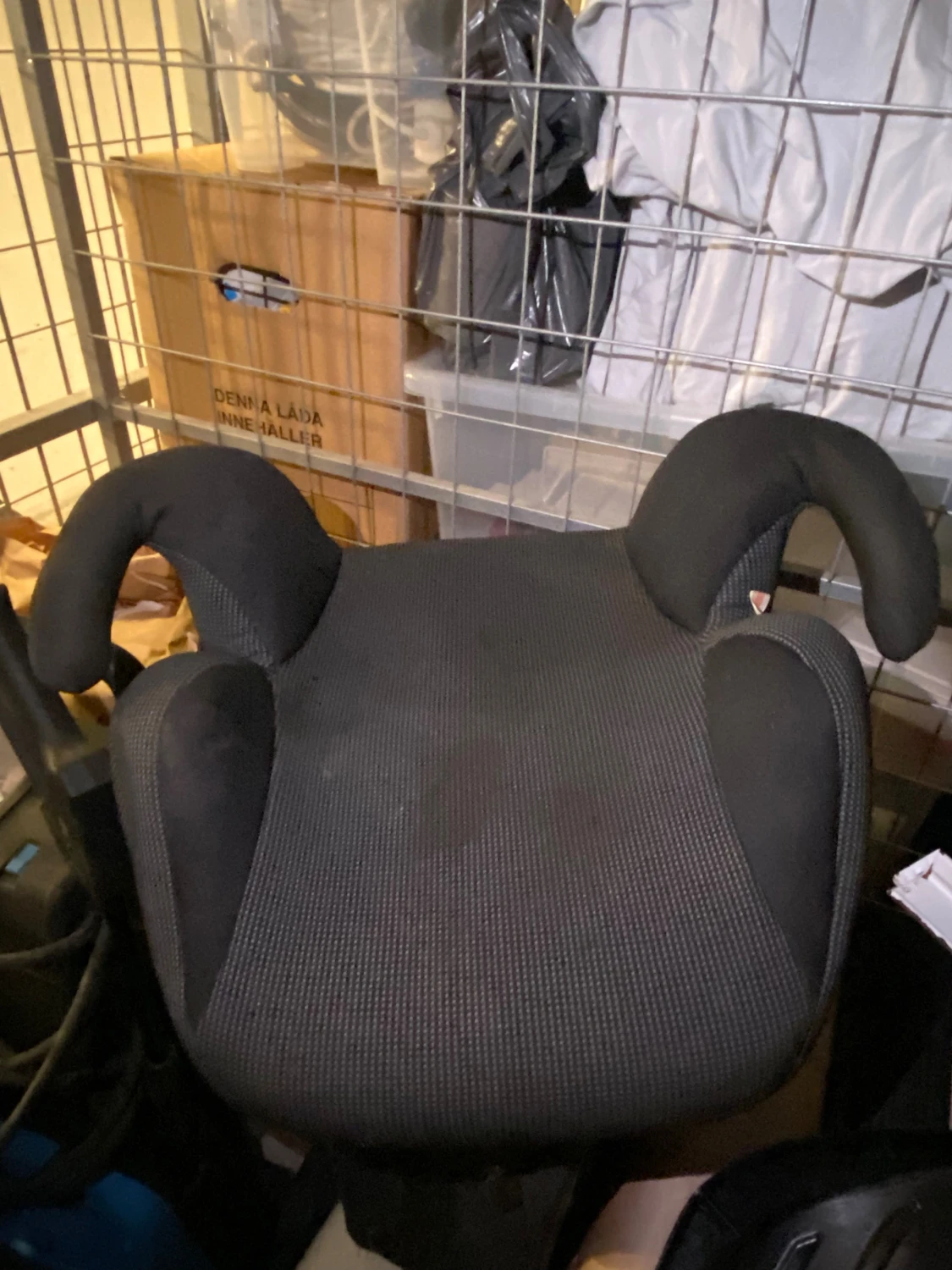 Svart rutig bilbarnstol med armstöd - 1