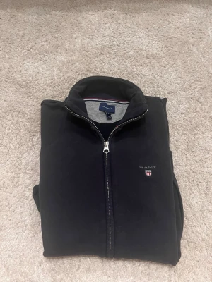 Gant full zip - Säljer en tvärfet mörkblå Gant full zip. Den är i storlek S och är perfekt för lite finare stil.