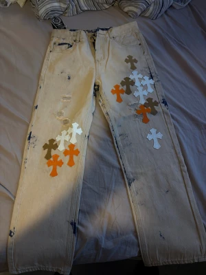 Byxor med kors - Riktigt coola byxor dsvdv, etiketten sitter kvar storlek 30. Så om due runt 170-175 och väger  upp till 65-70 så kommer den sitta som en smäck