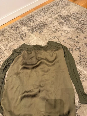 Tre super bra långärmade tröjor  - Liten fläck på den gröna men den går bort o jag råka skriva fel postnummer det är 74192